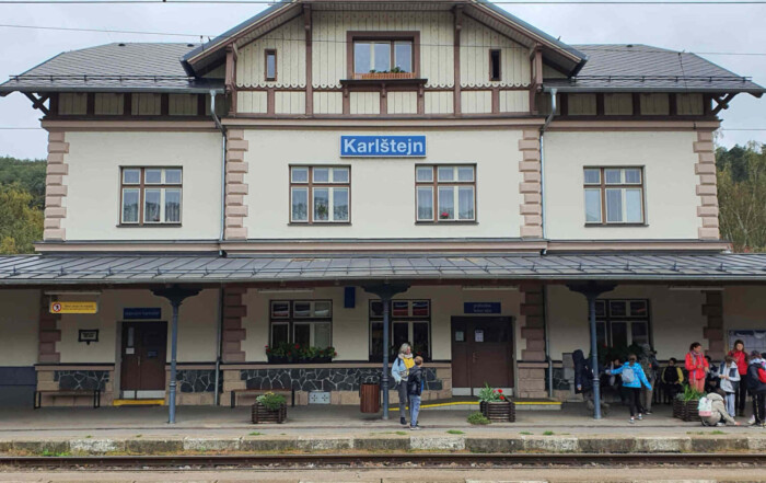 Čekárna, záchody a služby na nádraží Karlštejn