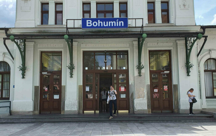 Bohumín, nádraží. Hlavní vstup do haly nádraží. Bezbariérový nájezd je hned vlevo schodiště.