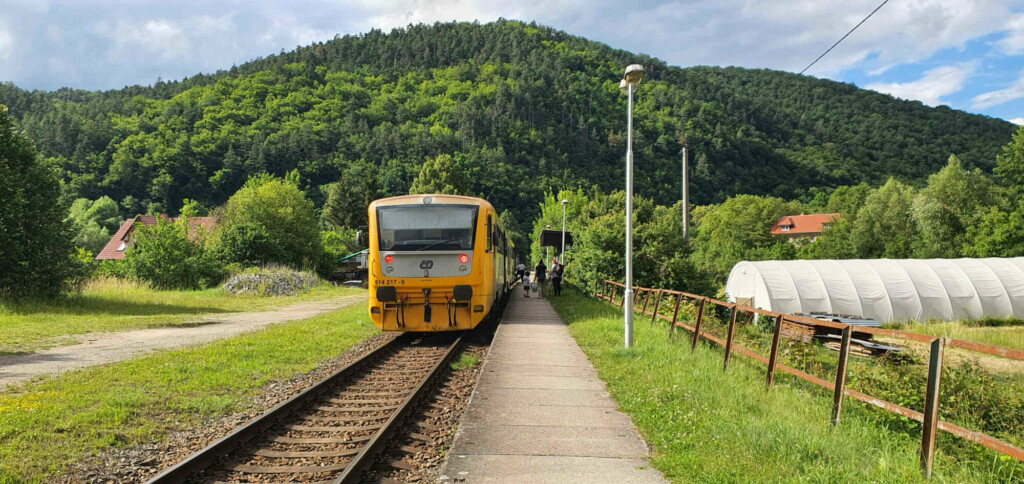 Železniční zastávka v obci Borač