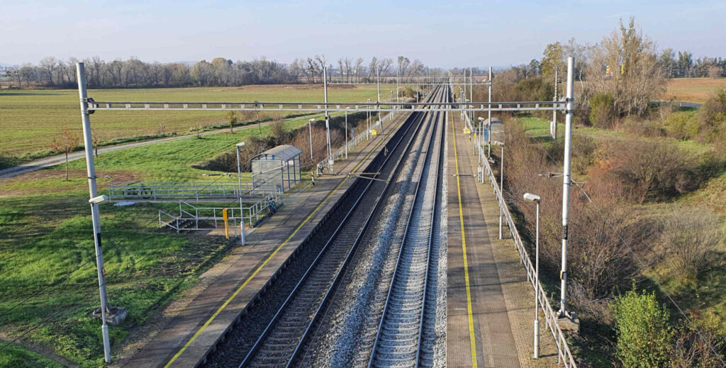 Zastávka na znamení Ladná, na trati z Břeclavvi přes Šakvice do Brna.