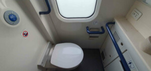 Záchod ve vlaku ve voze ABpee 347