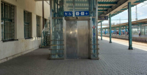 Hradec Králové, hlavní nádraží, 1. nástupiště u koleje 1