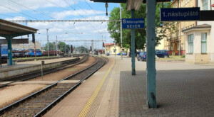 Hradec Králové, hlavní nádraží, 1. nástupiště u koleje 1