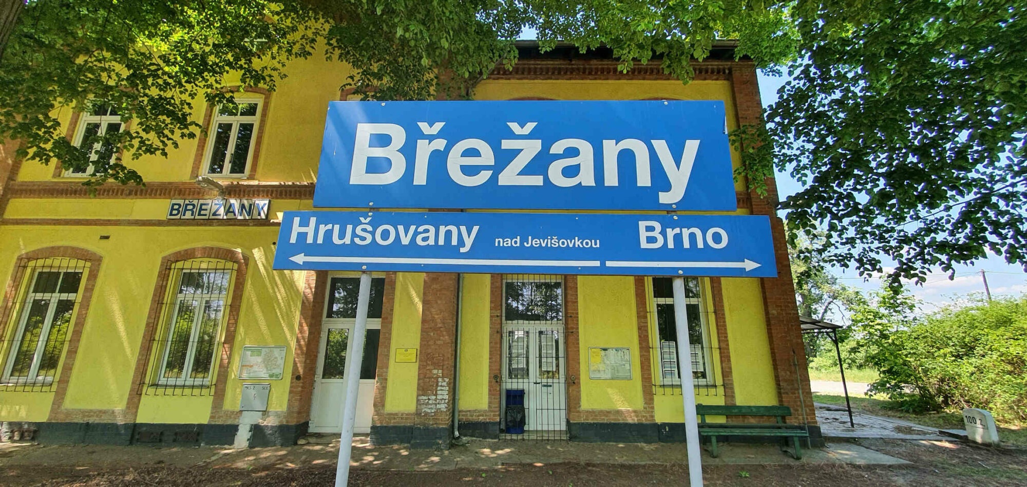 Vlaková zastávka Břežany