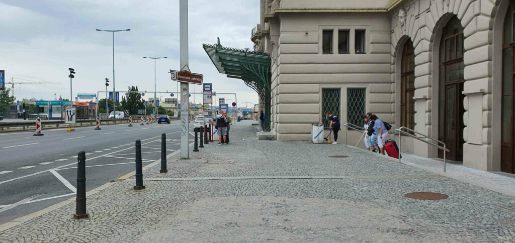 Zastávka autobusu u nádraží směr letiště Praha