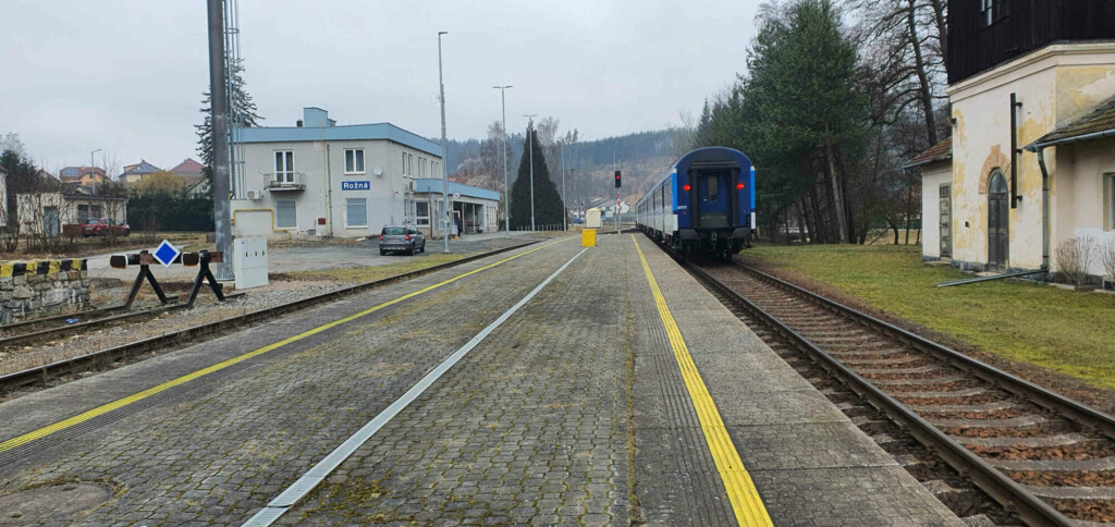 Nádraží Rožná na trati z Tišnova do Žďáru nad Sázavou přes Nové město na Moravě.