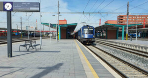 Pardubice hlavní nádraží, nástupiště u koleje 8