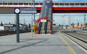 Pardubice hlavní nádraží, nástupiště u koleje 8