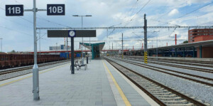 Pardubice hlavní nádraží, nástupiště u koleje 10