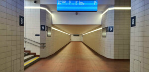 Výstup z levého pardubického podchodu na nástupiště u koleje 8 a 9