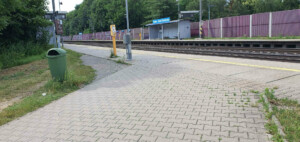 Zastávka Praha-Dolní Počernice, nástupiště u koleje 1