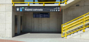 Cesta na nádraží Praha-Rajská zahrada