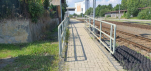 Praha-Řeporyje: přístup na 1. nástupiště směr Praha je jen od železničního přejezdu.