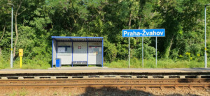 Zastávka Praha-Žvahov, přístřešek na nástupišti u koleje 2