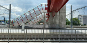 Pardubice hlavní nádraží: červená lávka pro pěší