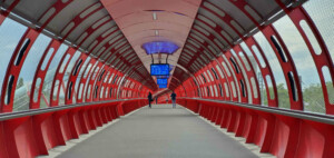 Pardubice hlavní nádraží: červená lávka pro pěší