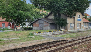 Přechod kolejí a příchod na nástupiště na nádraží v Bohuslavicích