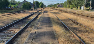 Borohrádek a nástupiště u 4. koleje