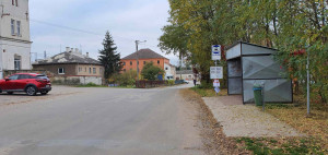 Naproti nádraží je rovněž zastávka autobusu "Moravský Písek, Kolonie, žel. st."