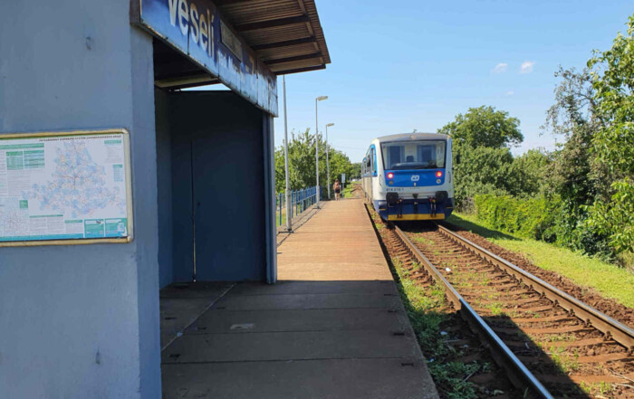 Nástupiště na zastávce Veselí nad Moravou -Zarazice