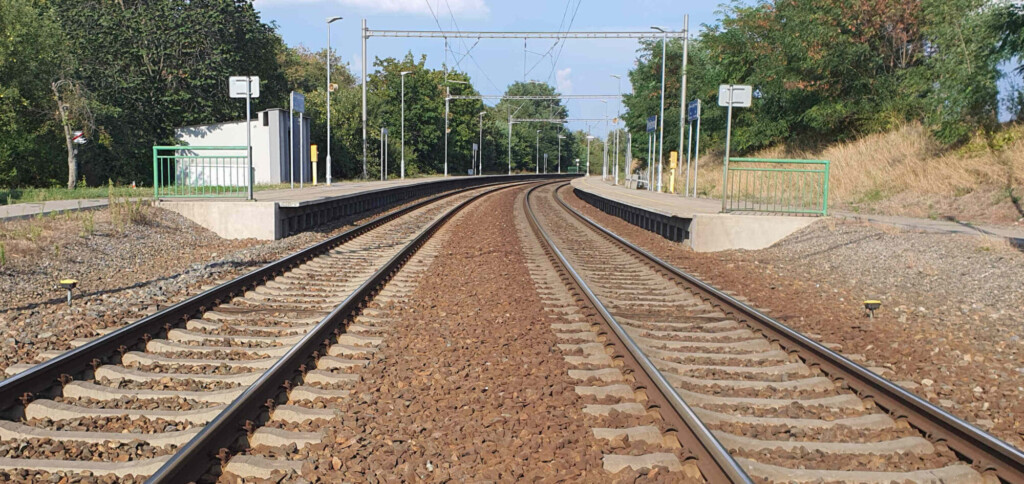 Zastávka na znamení Ponětovice. Přechod mezi nástupišti jen po chráněném železničním přejezdu.