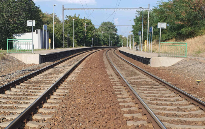 Zastávka na znamení Ponětovice. Přechod mezi nástupišti jen po chráněném železničním přejezdu.