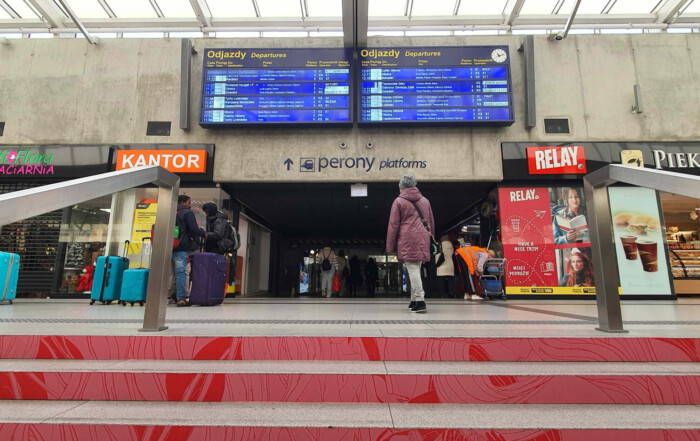 Pokladny, čekárna a obchody na nádraží v Katowicích