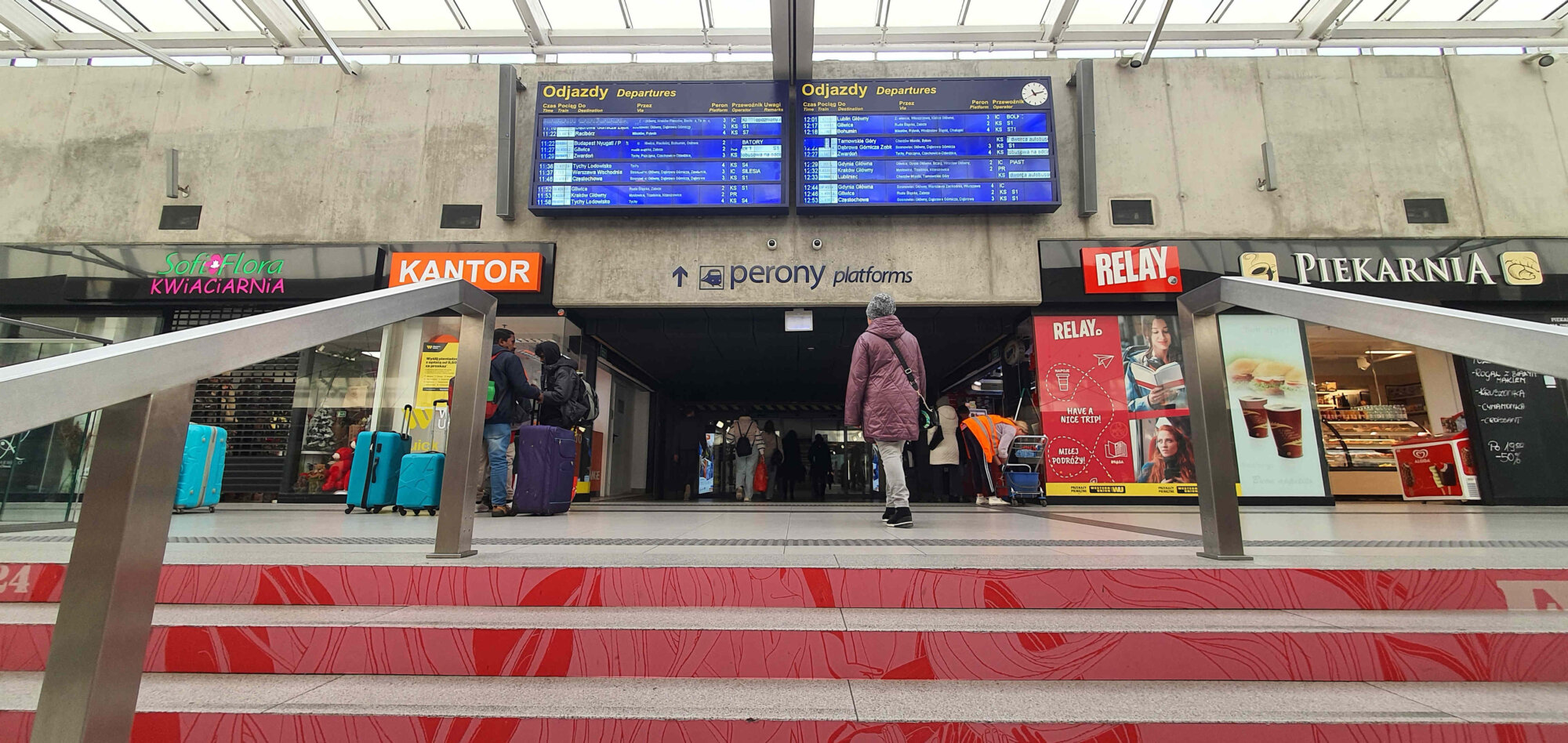 Pokladny, čekárna a obchody na nádraží v Katowicích