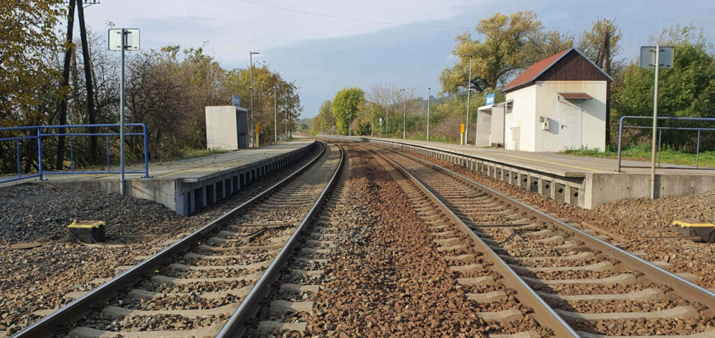 Železniční zastávka Marefy je na znamení