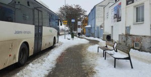 Zastávka autobusů před nádražím v Uničově